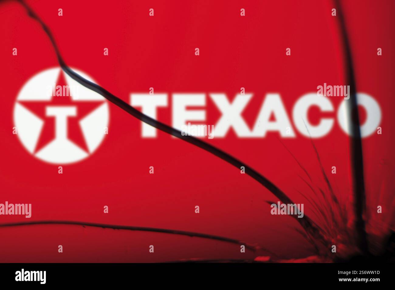 Le logo Texaco est visible sur le verre brisé Banque D'Images