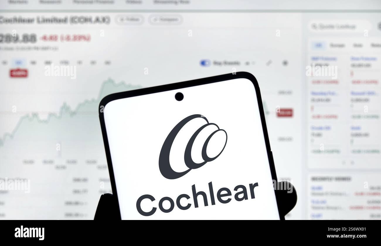Le logo Cochlear est affiché sur le smartphone. Cochlear est une société leader dans le domaine des dispositifs médicaux, spécialisée dans les solutions auditives Banque D'Images