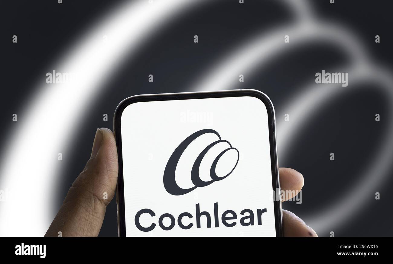 Le logo Cochlear est affiché sur le smartphone. Cochlear est une société leader dans le domaine des dispositifs médicaux, spécialisée dans les solutions auditives Banque D'Images