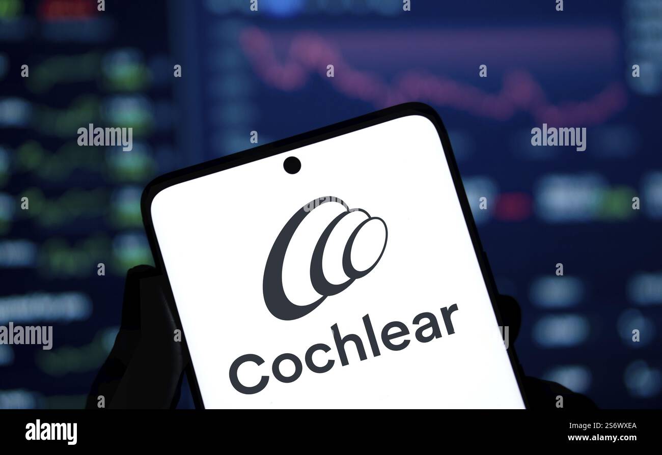 Le logo Cochlear est affiché sur le smartphone. Cochlear est une société leader dans le domaine des dispositifs médicaux, spécialisée dans les solutions auditives Banque D'Images