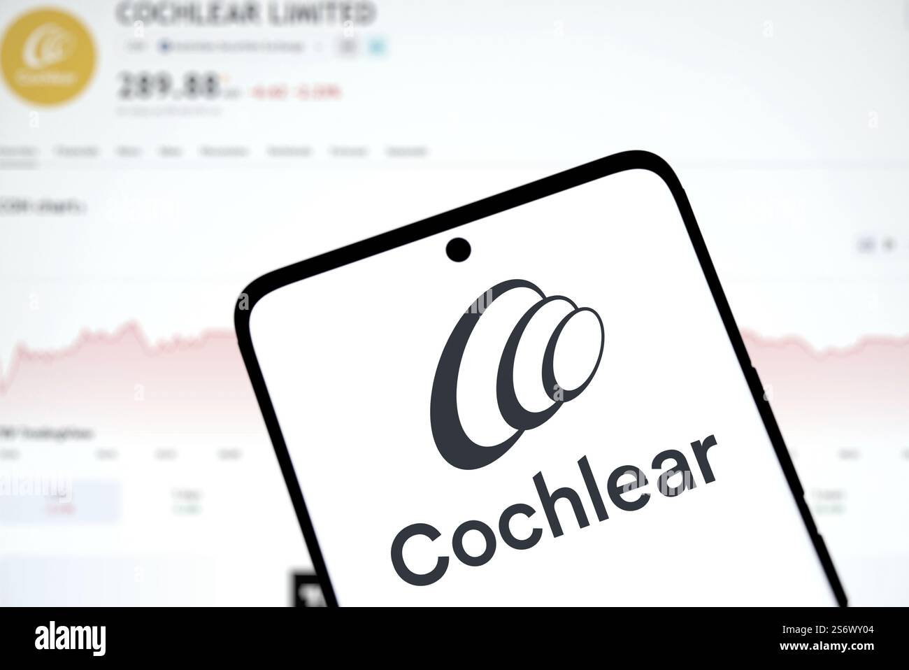 Le logo Cochlear est affiché sur le smartphone. Cochlear est une société leader dans le domaine des dispositifs médicaux, spécialisée dans les solutions auditives Banque D'Images