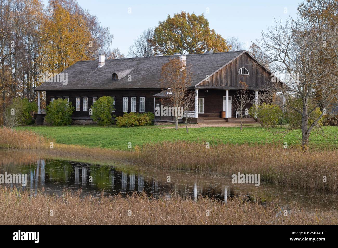 PUSHKINSKIE GORY, RUSSIE - 18 OCTOBRE 2024 : vue sur la maison des propriétaires fonciers Osipov-Wulf dans le domaine Trigorskoye le jour d'octobre. Région de Pskov Banque D'Images