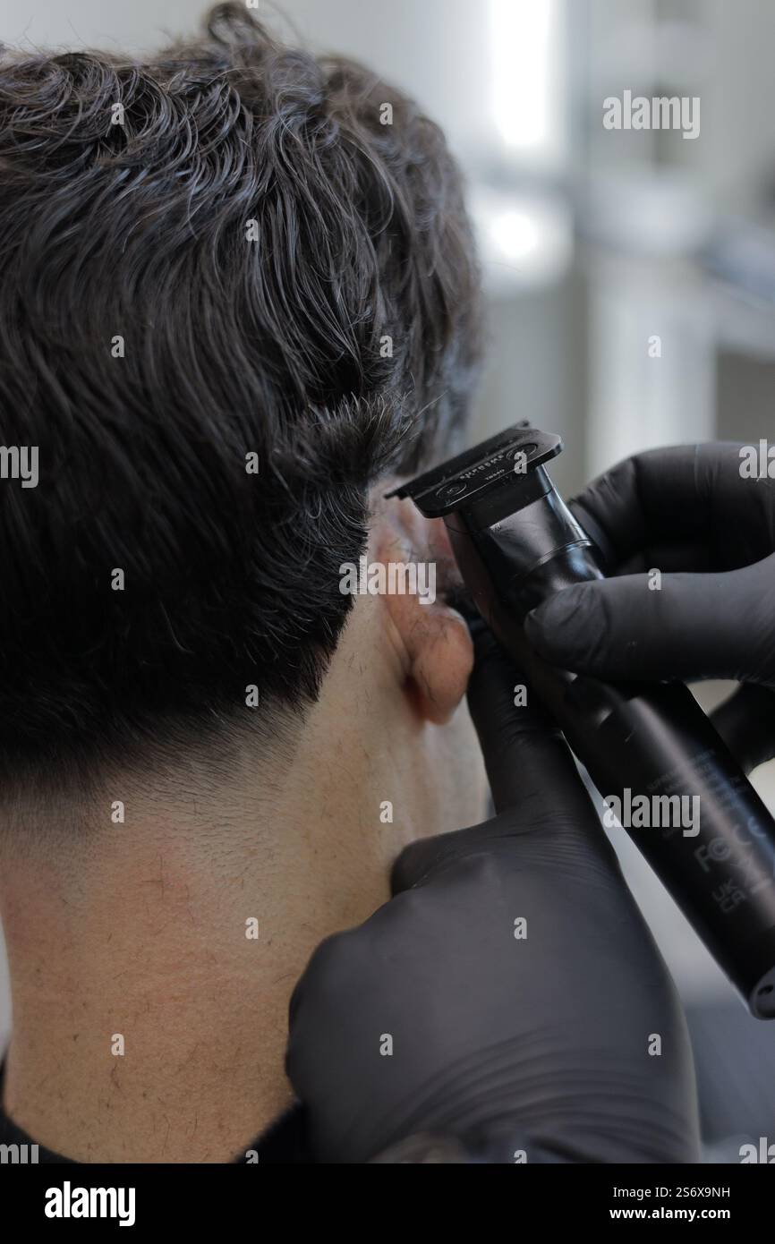 personne ayant une coupe de cheveux dans un salon de coiffure Banque D'Images