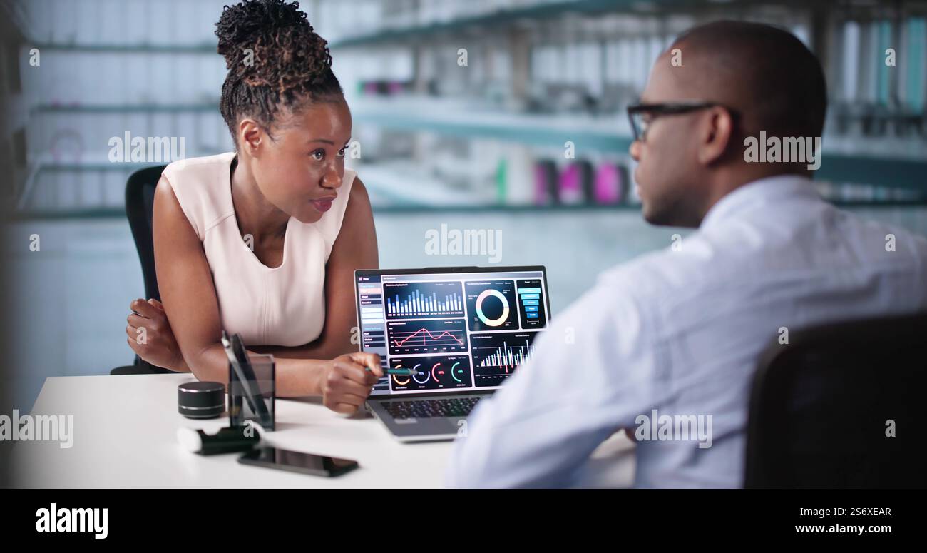 Analyste de données afro-américain utilisant le tableau de bord KPI d'analyse de données Banque D'Images
