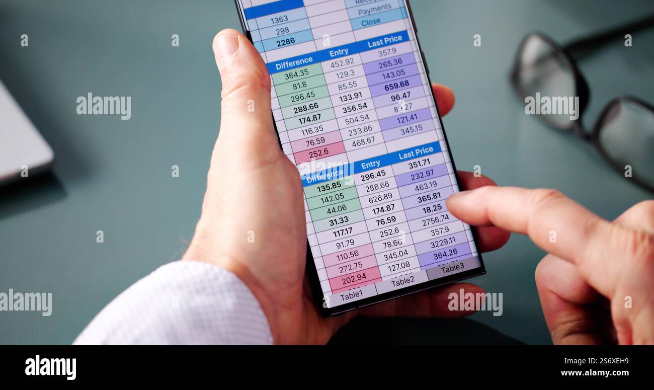 Analyste de données de feuille de calcul utilisant un logiciel informatique sur téléphone Banque D'Images