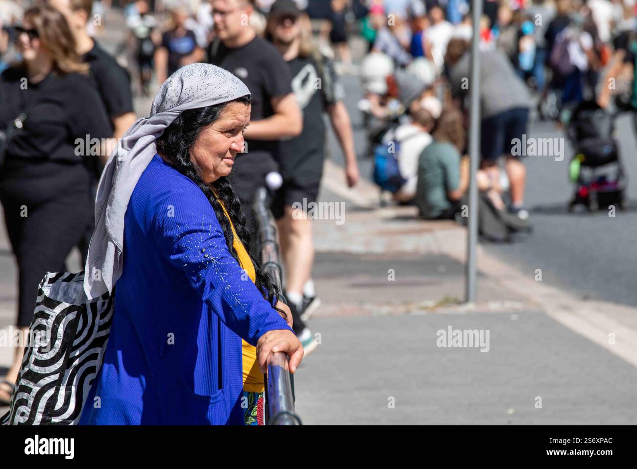 Femme rom au Kallio Block Party 2024 à Helsinki, Finlande Banque D'Images