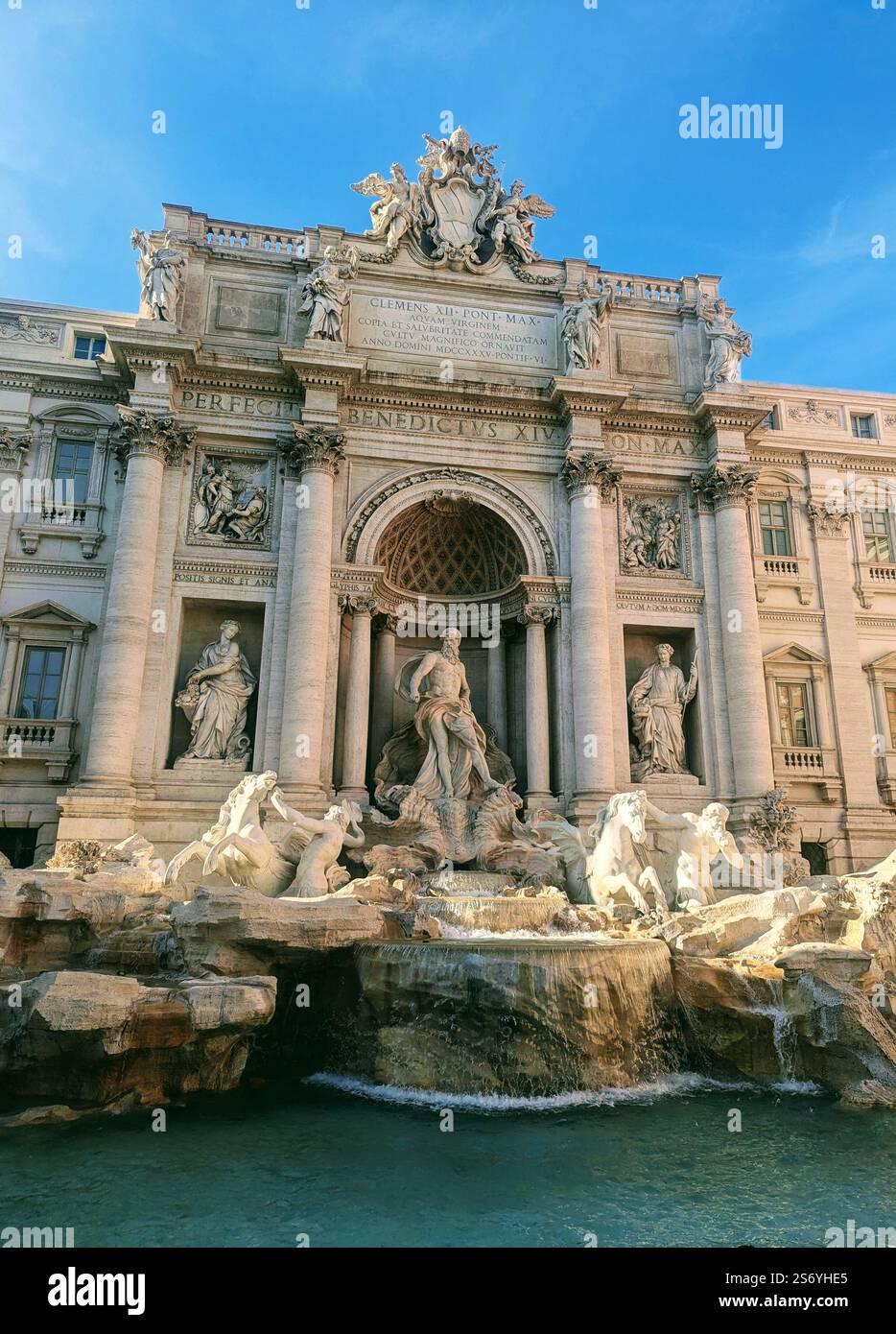 L'époustouflante fontaine de Trevi, chef-d'œuvre de l'architecture baroque, symbole de la beauté éternelle de Rome. - Image de stock capturée avec un smartphone