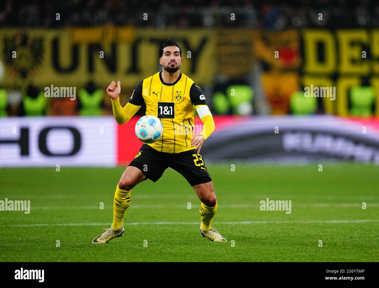 Deutsche Park, Francfort, Allemagne. 17 janvier 2025. Emre Can de Borussia Dortmund contrôle le ballon pendant un 1. Match Bundesliga, Eintracht Frankfurt vs Borussia Dortmund, au Deutsche Park, Francfort, Allemagne. Ulrik Pedersen/CSM/Alamy Live News Banque D'Images