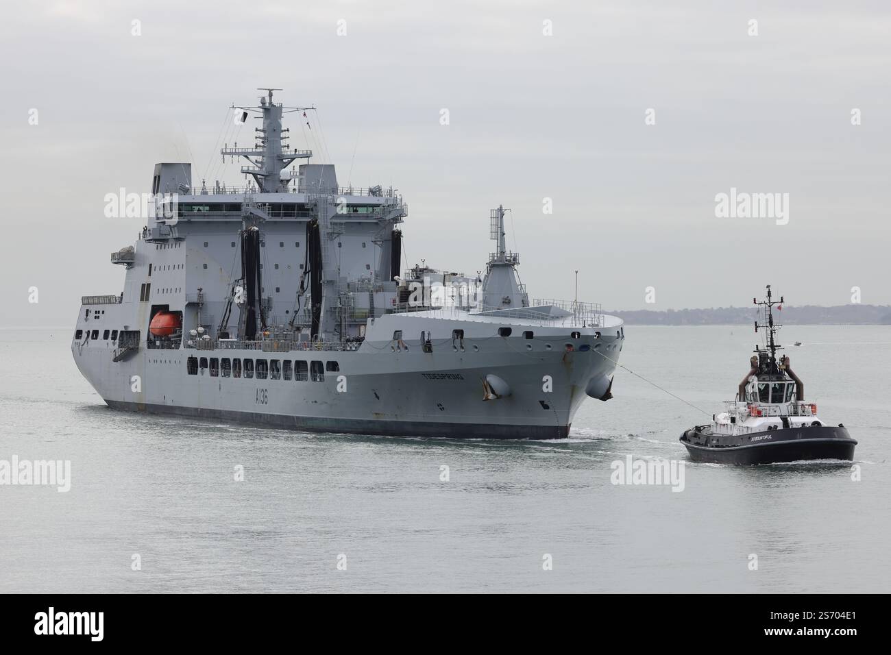 Le remorqueur BOUNTIFUL guide le pétrolier TIDESPRING (A136) de la flotte rapide auxiliaire de la Royal Fleet vers l'entrée du port Banque D'Images