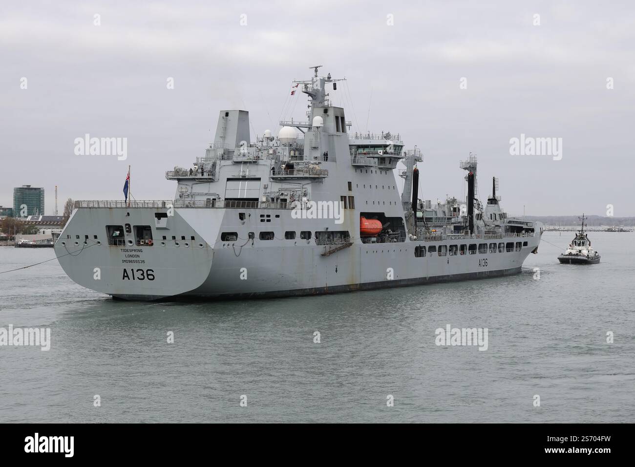 Le navire-citerne de la flotte rapide auxiliaire de la Royal Fleet TIDESPRING (A136) se dirige vers un quai dans la base navale Banque D'Images