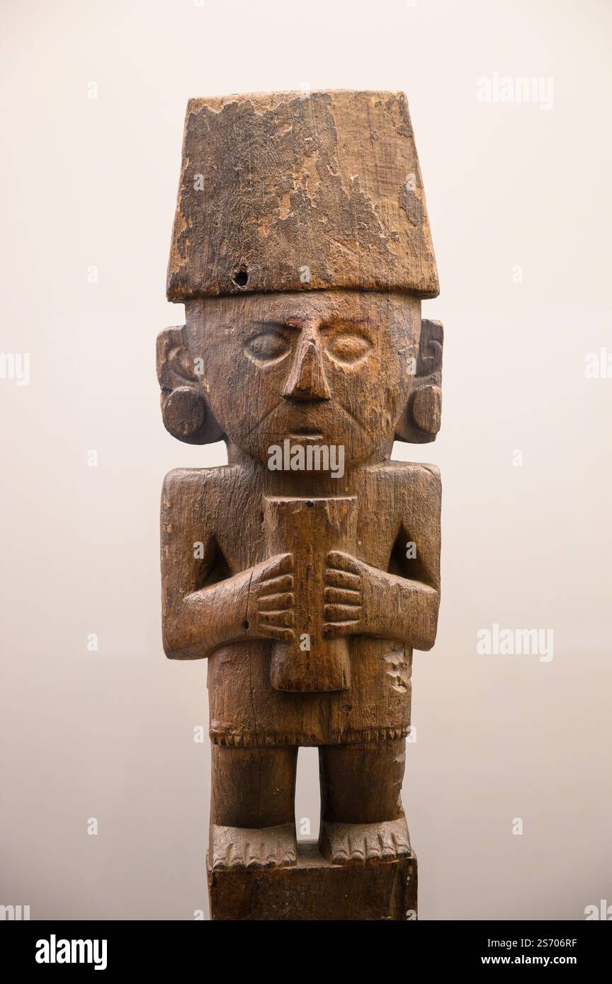 Madrid. Espagne. Figure anthropomorphe en bois. Des idoles et des représentations des ancêtres ont été trouvées dans les temples et les sanctuaires. Culture Chimù. En retard Banque D'Images
