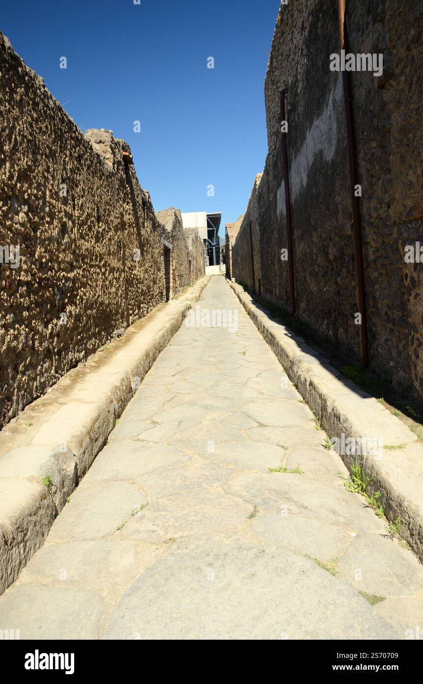 Routes et rues romaines dans le site historique du patrimoine mondial de Pompéi, Italie Banque D'Images