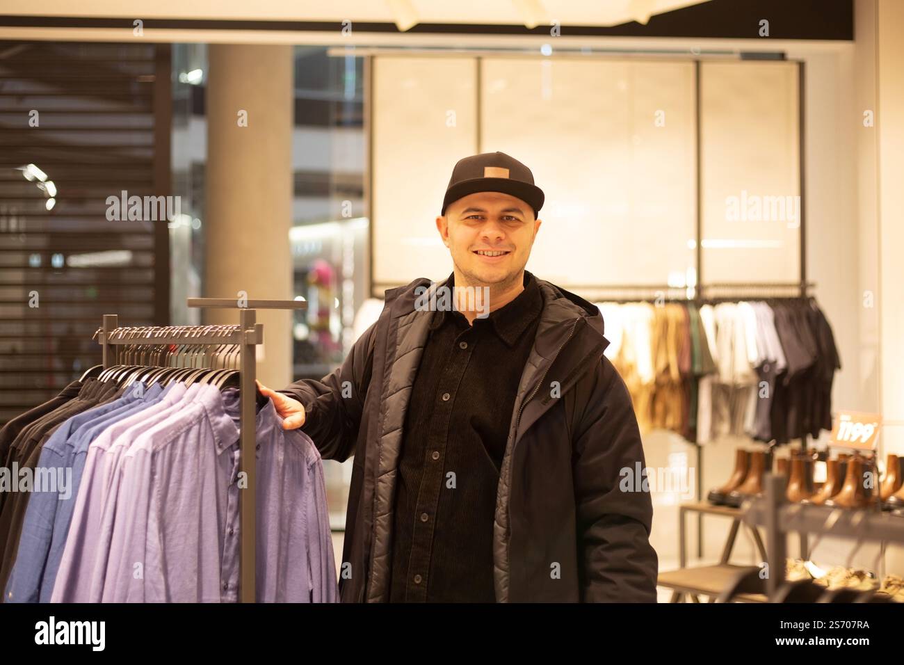 homme dans le magasin de vêtements Banque D'Images