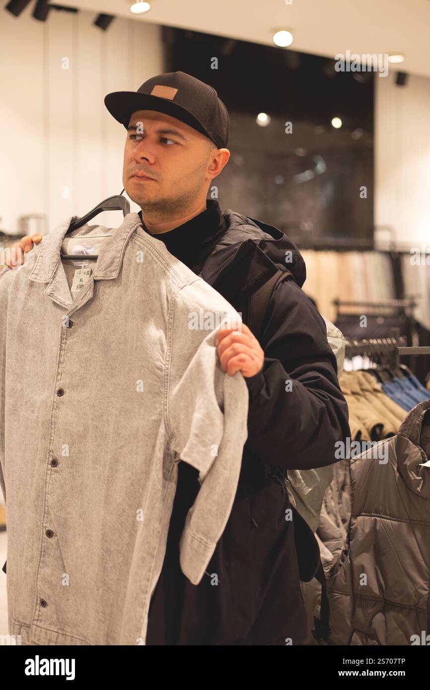 homme dans le magasin de vêtements Banque D'Images