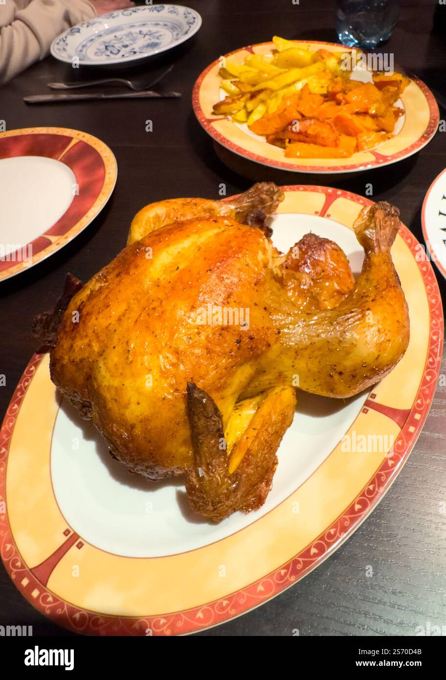 poulet rôti sur une assiette verticale Banque D'Images