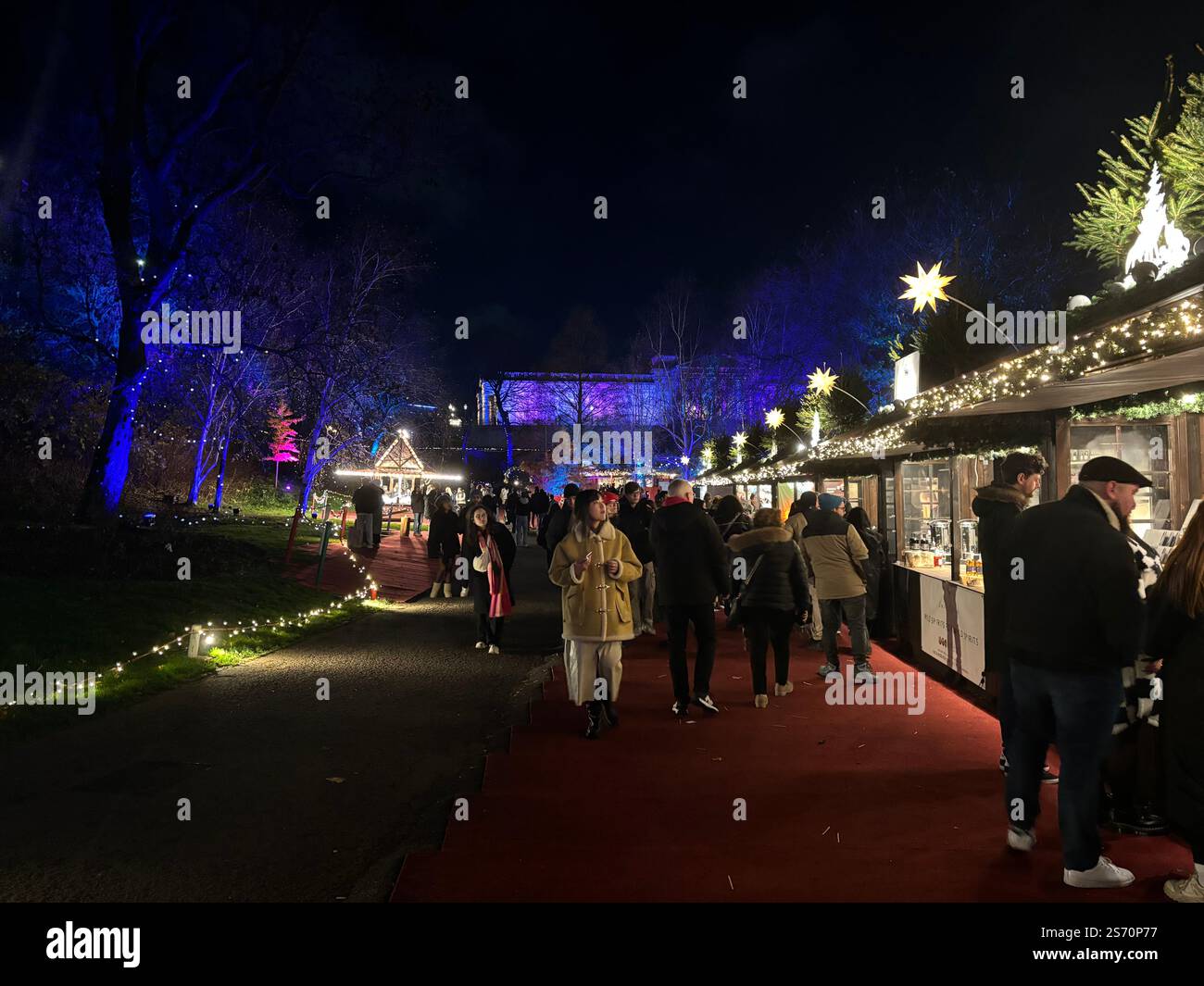 Marché de Noël d'Édimbourg : une nuit animée au marché East Princes Street Gardens, avec des lumières festives. Banque D'Images