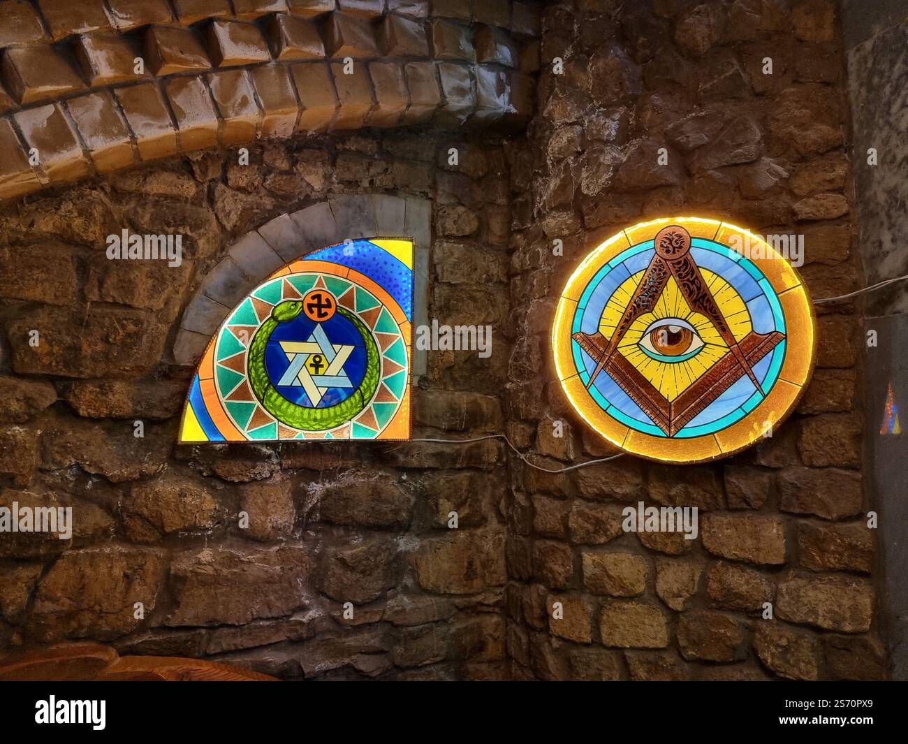 Œil de la Providence avec boussole et carré ; symbole associé à la franc-maçonnerie et Illuminati, emblème de la Société théosophique dans le Temple de toutes les religions, Kazan - Image de stock capturée avec un smartphone