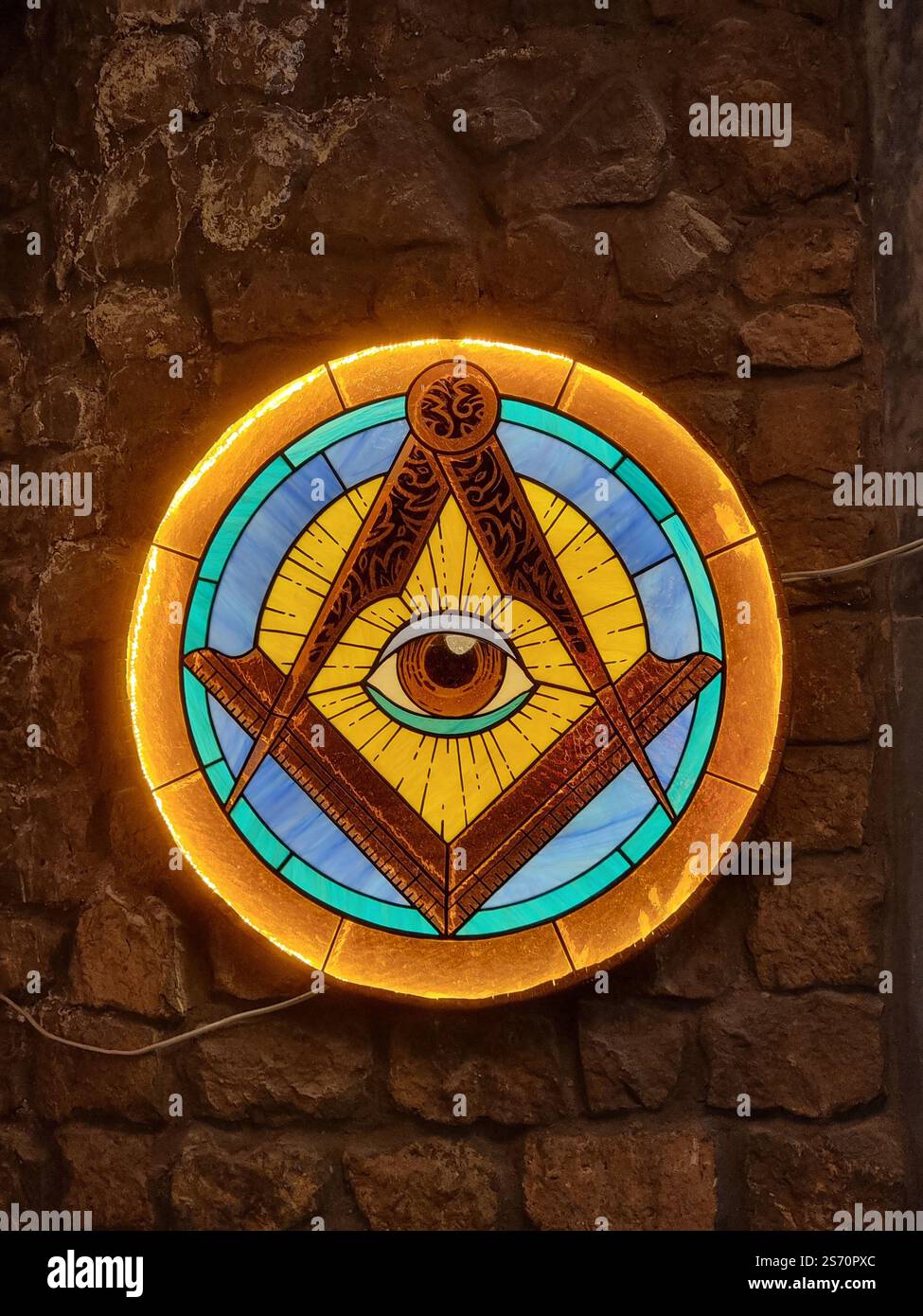 Œil de la Providence (œil dans un triangle) entre boussole & symbole carré associé à la franc-maçonnerie & Illuminati, dans le Temple de toutes les religions à Kazan - Image de stock capturée avec un smartphone