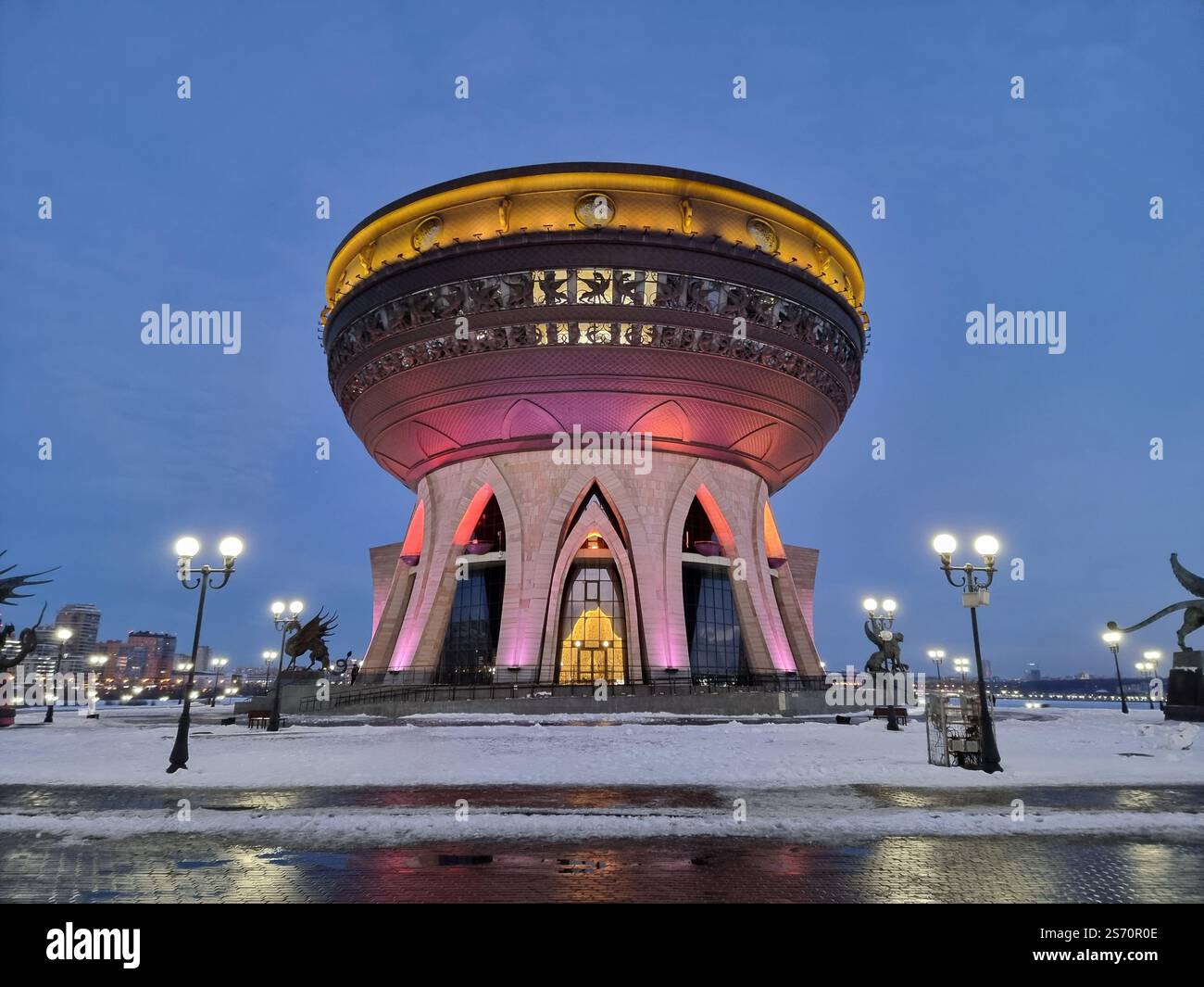 Vue en soirée du Centre familial Kazan illuminé, un palais de mariage avec plate-forme d'observation, Russie, alias Cauldron Banque D'Images