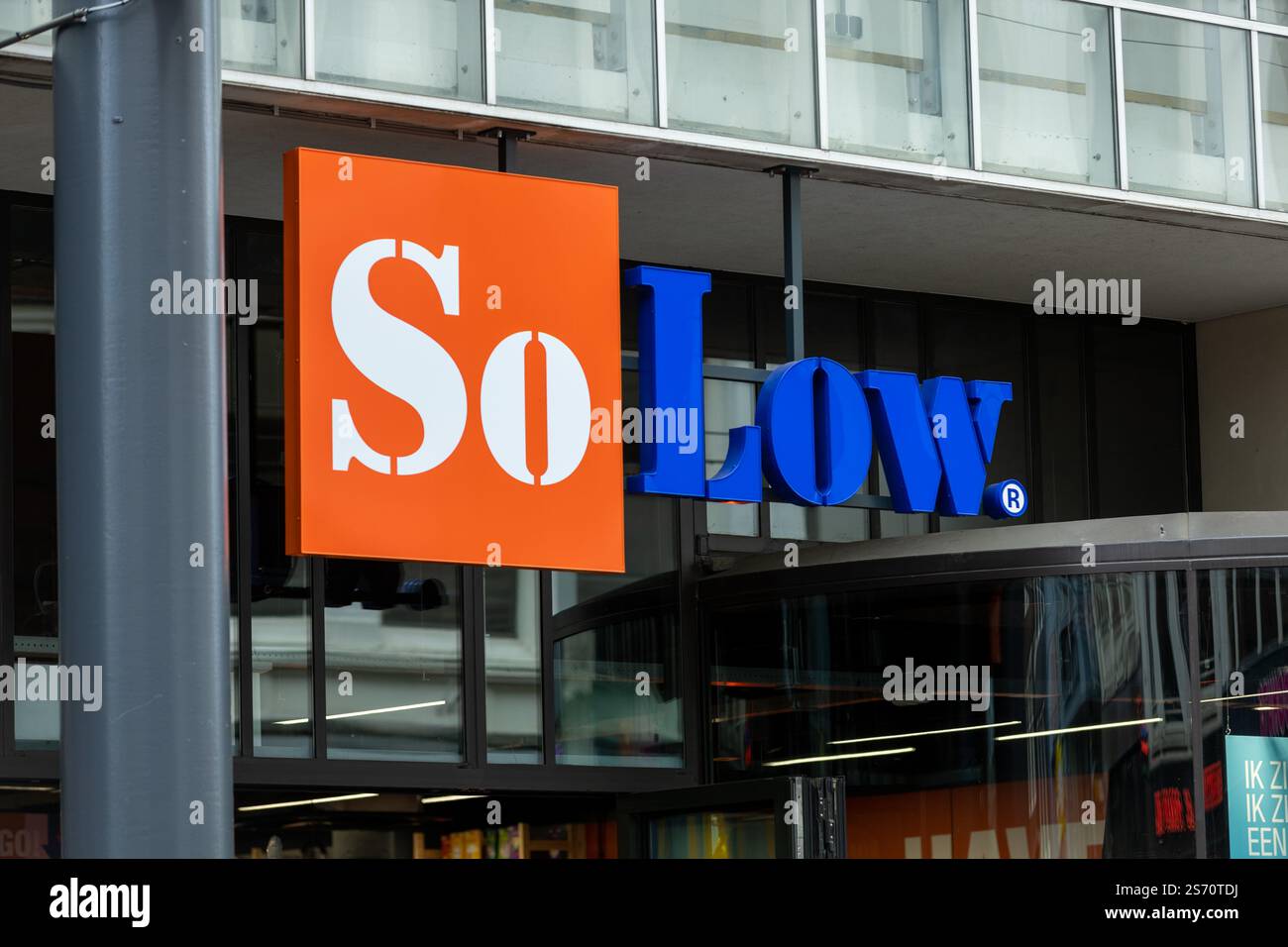 Magasin Solow, panneau avant du magasin. SO Low est un détaillant avec un assortiment dans la fête, passe-temps et artisanat ainsi qu'une large offre dans d'autres articles non alimentaires amusants Banque D'Images