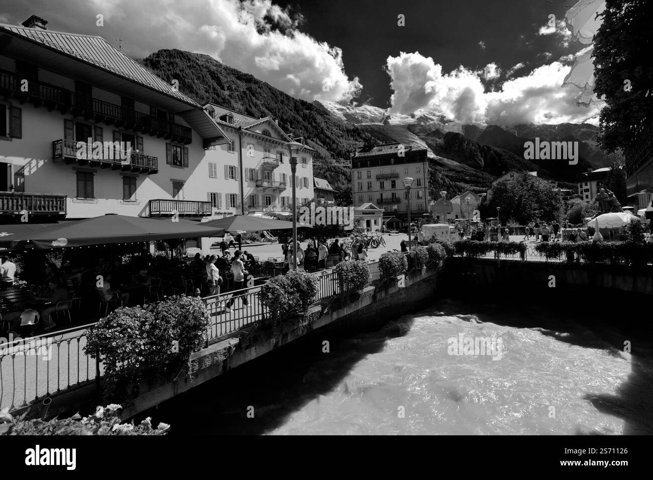 Vue sur l'Arve à travers la ville de Chamonix, haute-Savoie, Alpes françaises, France Banque D'Images