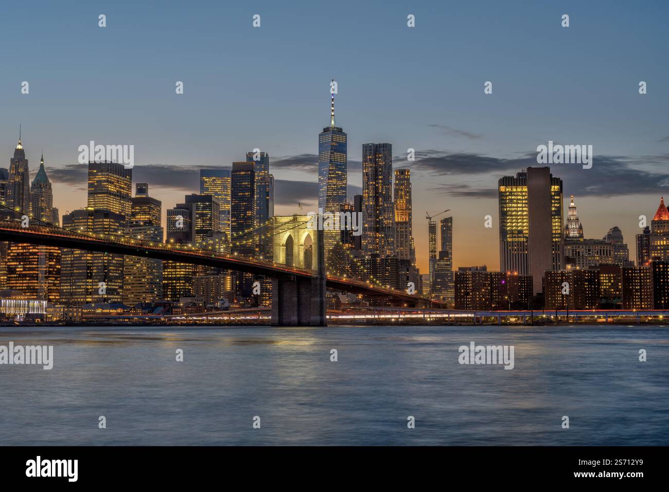 L'emblématique pont de Brooklyn et l'horizon de Lower Manhattan à New York après le coucher du soleil Banque D'Images L'emblématique pont de Brooklyn et l'horizon de Lower Manhattan à New York après le coucher du soleil Banque D'Images
