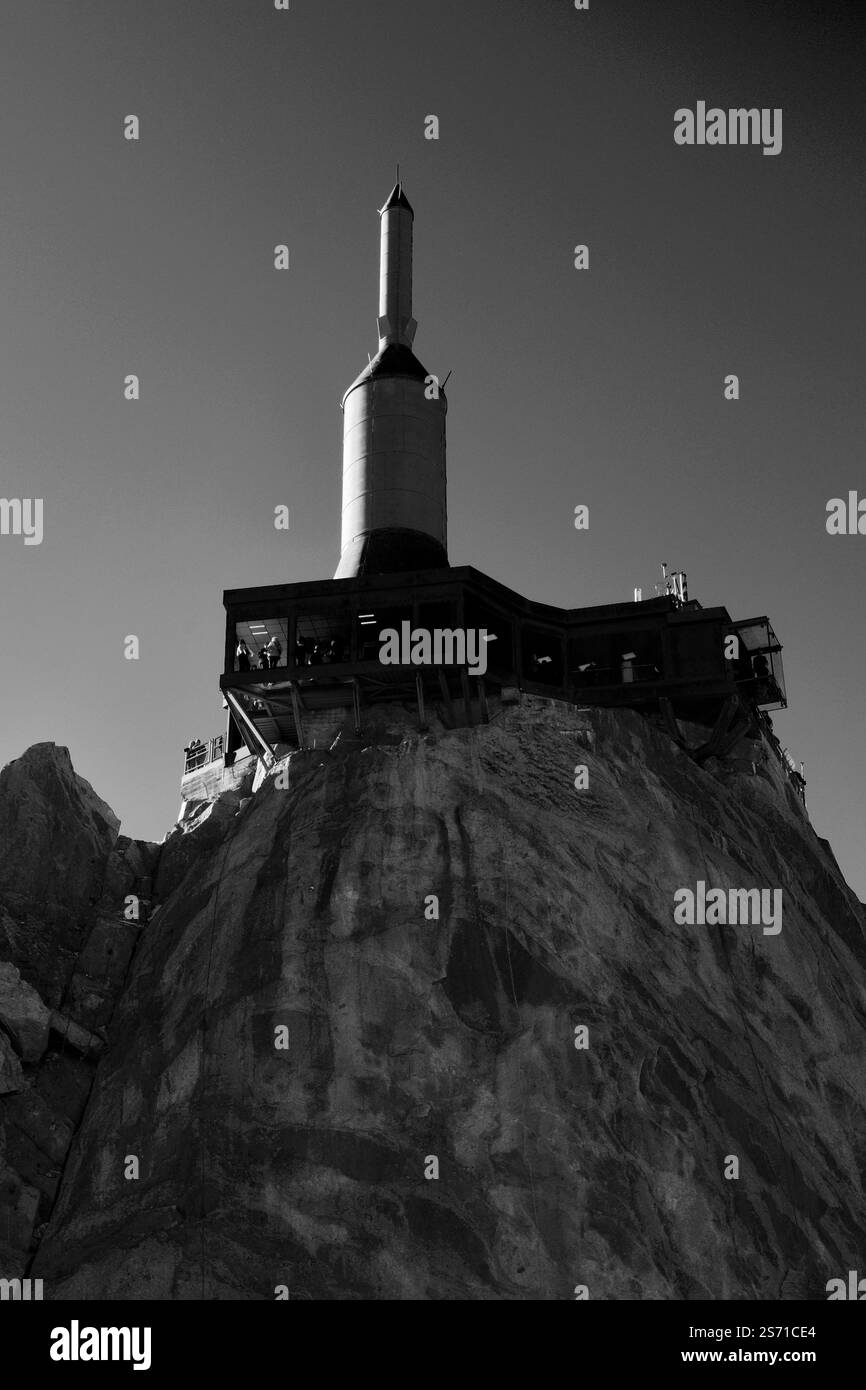 Les gens au point de vue de l'aiguille de midi en bas regardant vers la section supérieure, ville de Chamonix, haute-Savoie, Alpes françaises, France, Europe Banque D'Images
