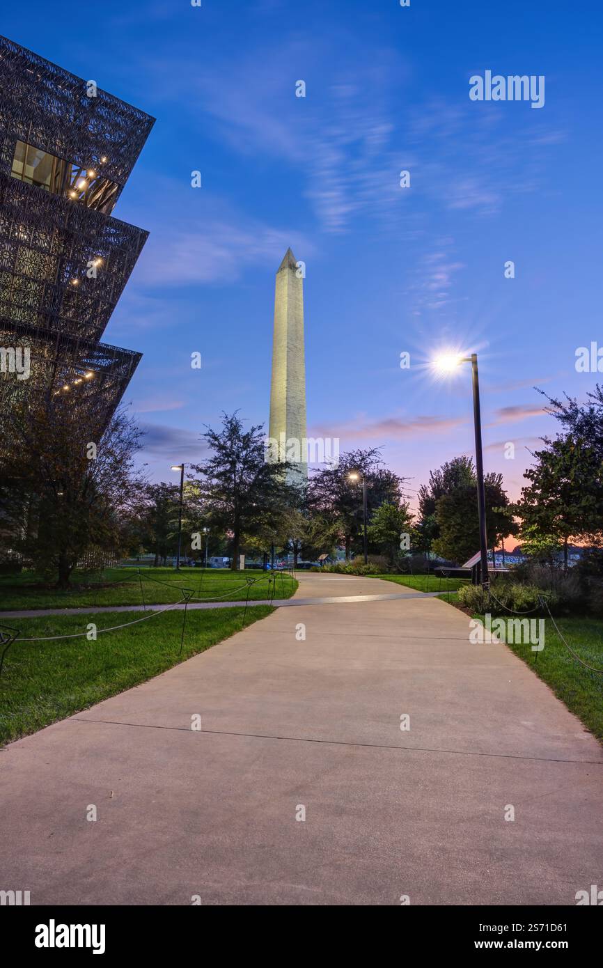 Le célèbre Washington Monument au crépuscule avec la façade du Musée national d'histoire et de culture afro-américaine Banque D'Images
