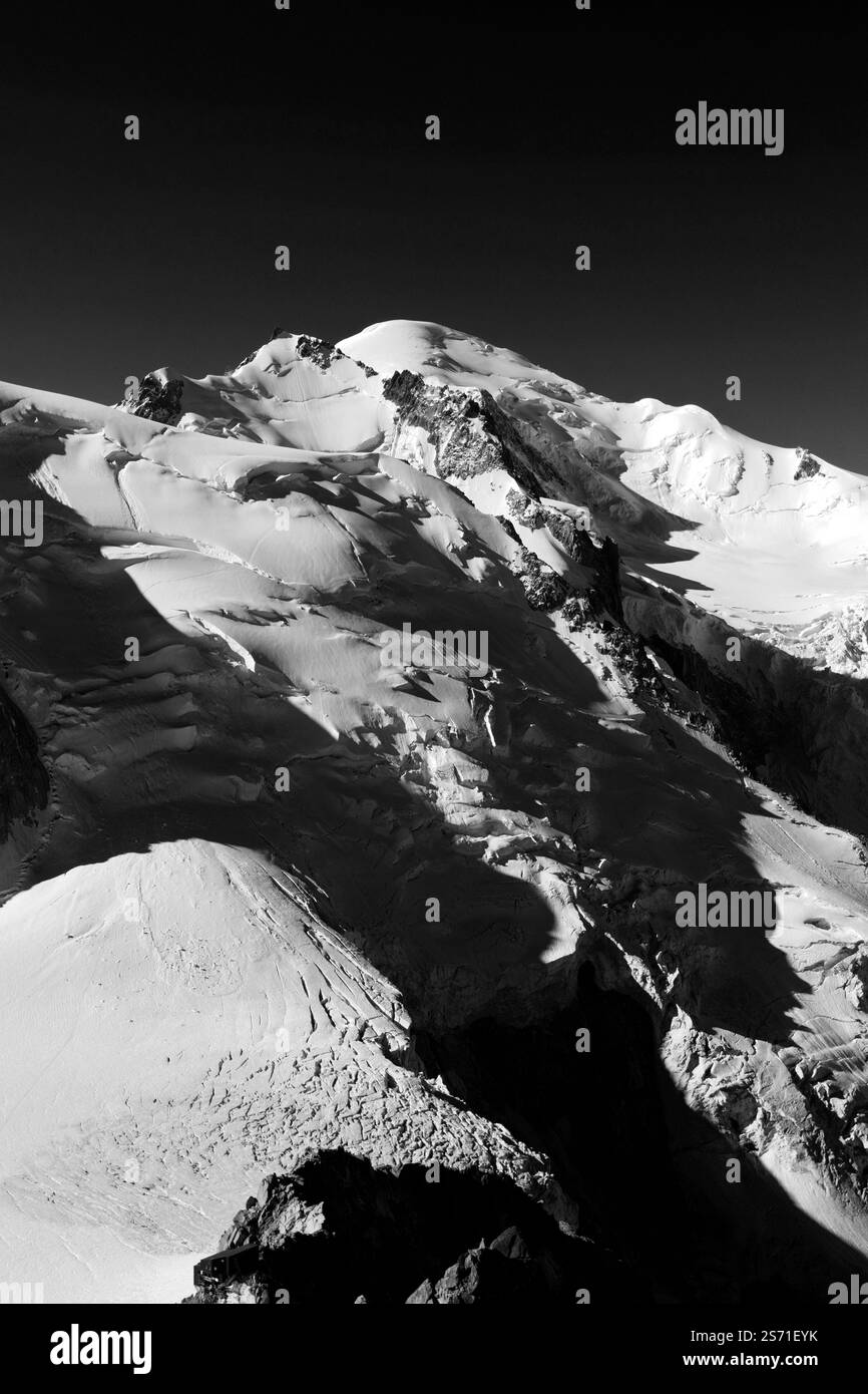 Panorama du massif du Mont Blanc depuis le point de vue du téléphérique de l'aiguille de midi, ville de Chamonix, haute-Savoie, Alpes françaises, France, Europe Banque D'Images