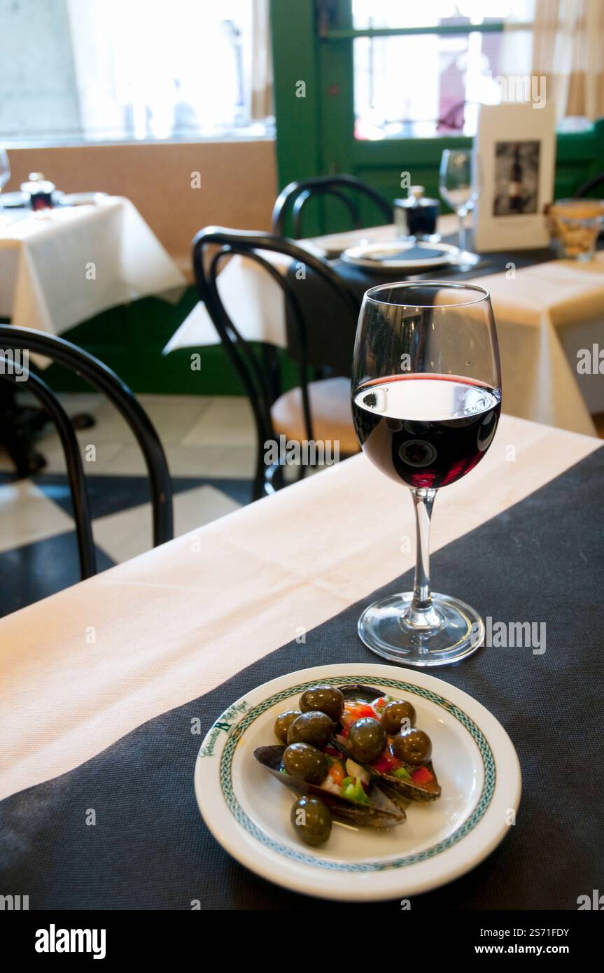 Apéritif et verre de vin rouge. Madrid, Espagne. Banque D'Images
