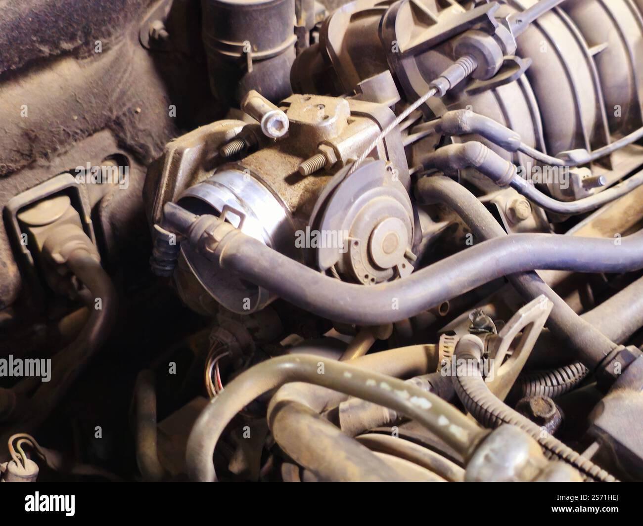 entretien d'une voiture, fixation et réparation de pièces automobiles de véhicule, capot de voiture ouvert avec des pièces de voiture pour le service automatique du véhicule, focus sélectif Banque D'Images