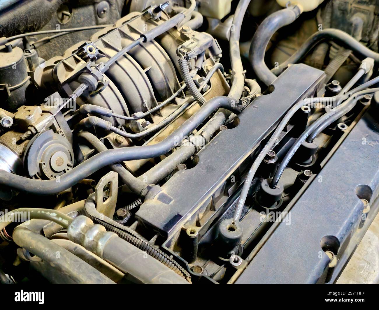 entretien d'une voiture, fixation et réparation de pièces automobiles de véhicule, capot de voiture ouvert avec des pièces de voiture pour le service automatique du véhicule, focus sélectif Banque D'Images