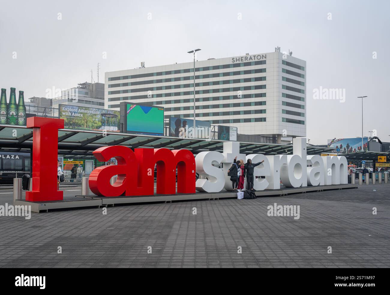 Amsterdam, pays-Bas, 18.01.2025, touristes prenant des photos devant le panneau 'I Amsterdam' à l'aéroport de Schiphol Banque D'Images