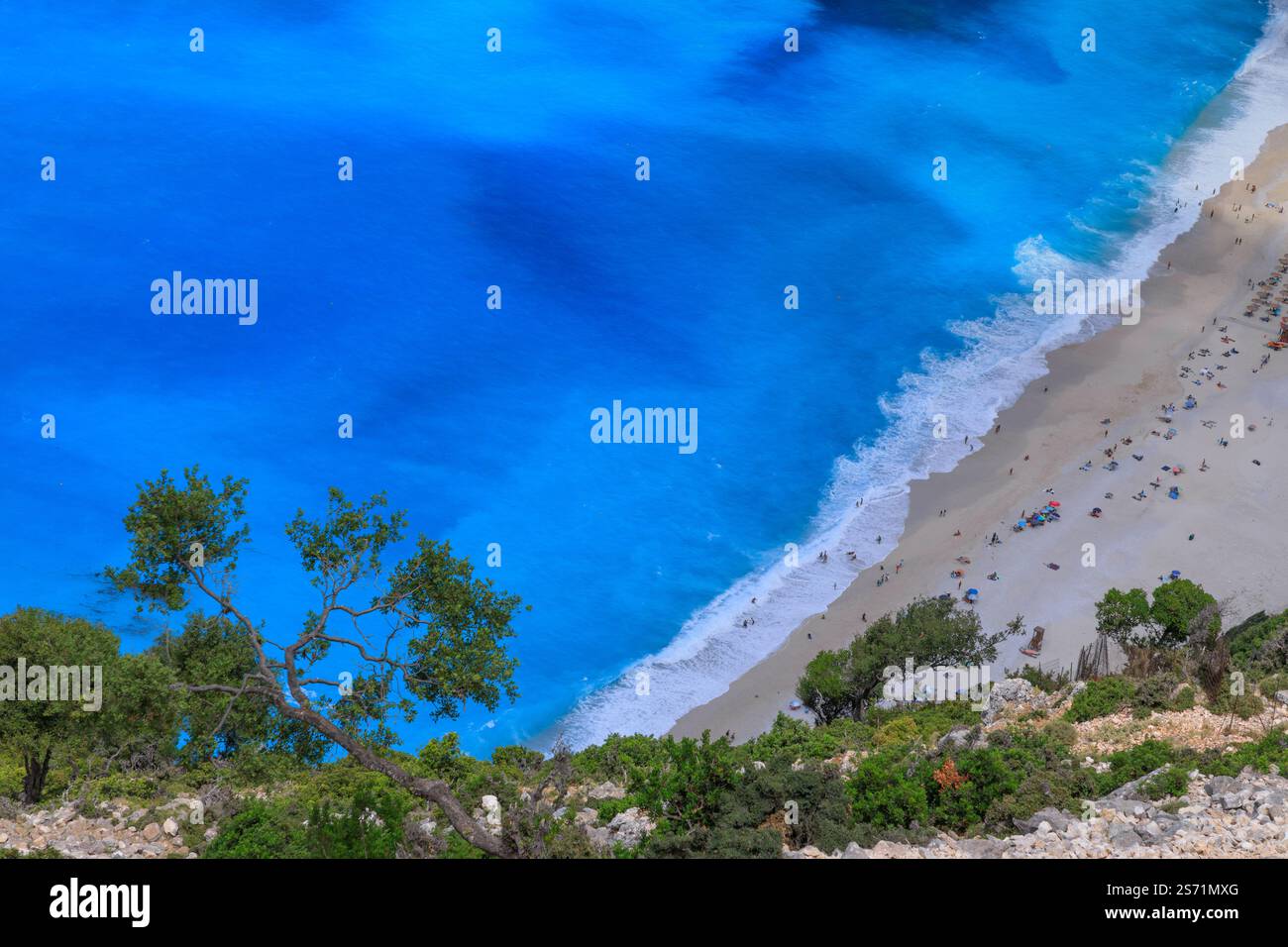 Summertime : plage de Myrtos dans l'île de Céphalonie, Grèce. Banque D'Images