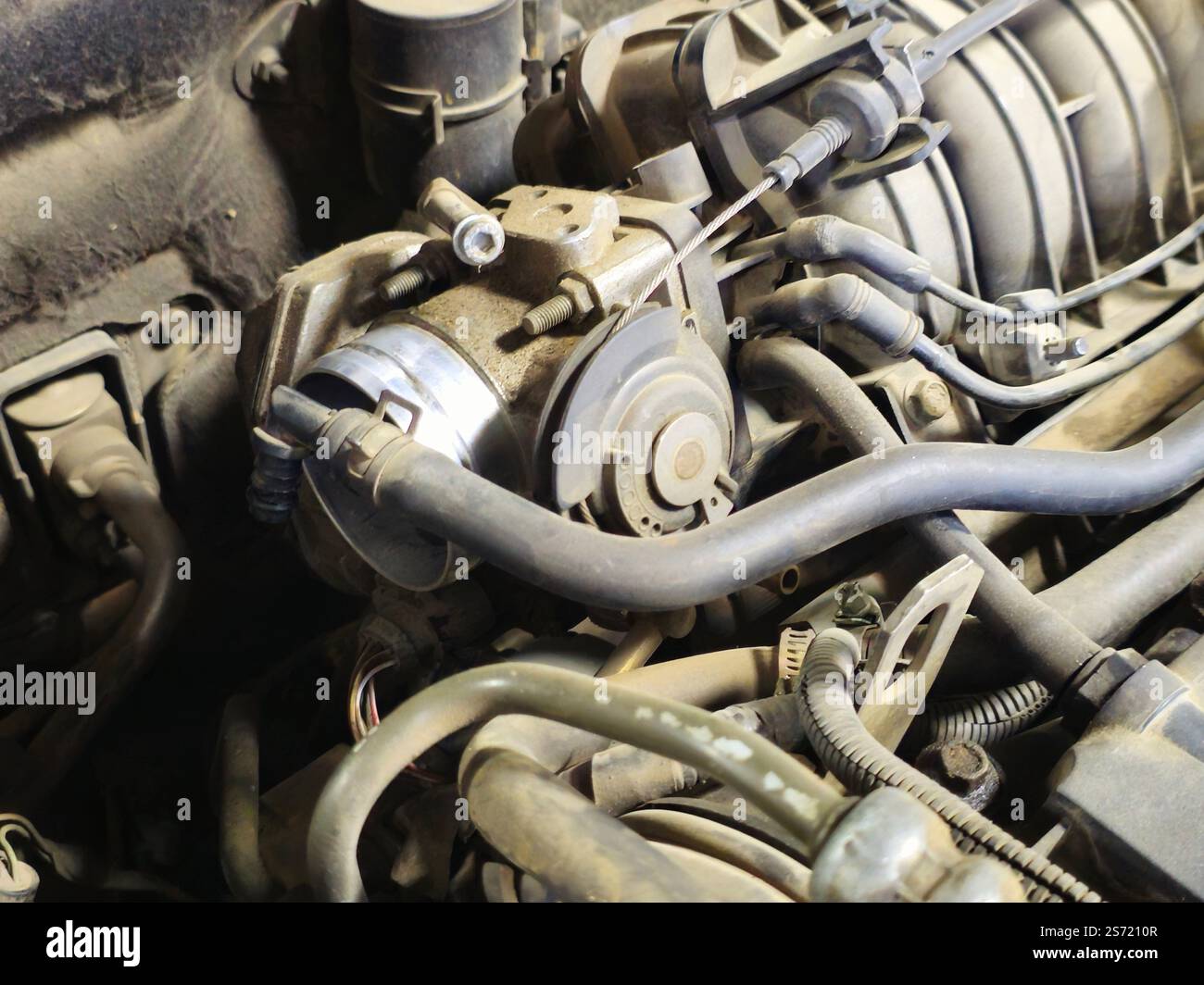 entretien d'une voiture, fixation et réparation de pièces automobiles de véhicule, capot de voiture ouvert avec des pièces de voiture pour le service automatique du véhicule, focus sélectif Banque D'Images