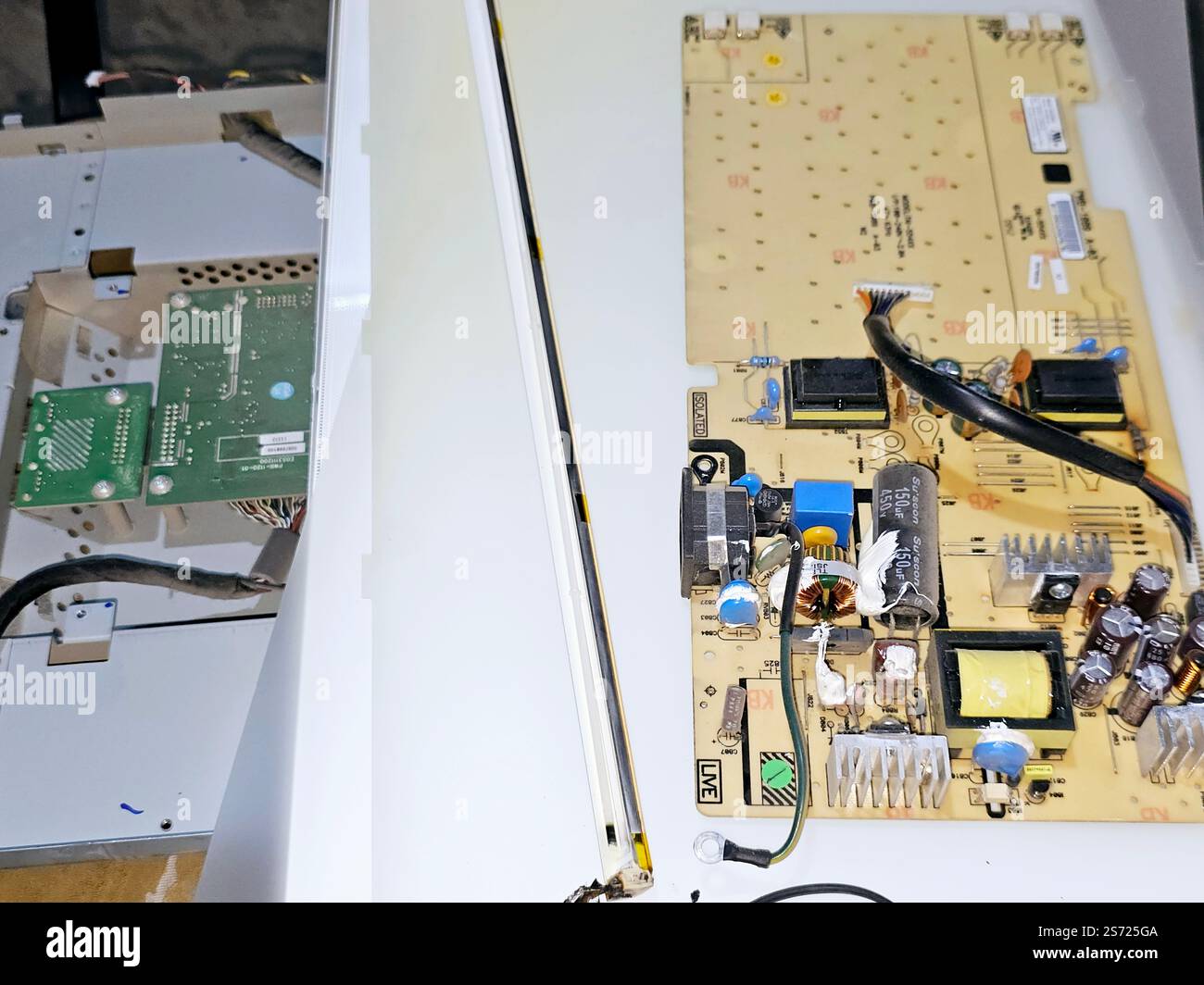 Le Caire, Égypte, 13 janvier 2025 : maintenance d'un écran LCD à cristaux liquides, écran plat, utilise les propriétés de modulation de la lumière des cristaux liquides Banque D'Images