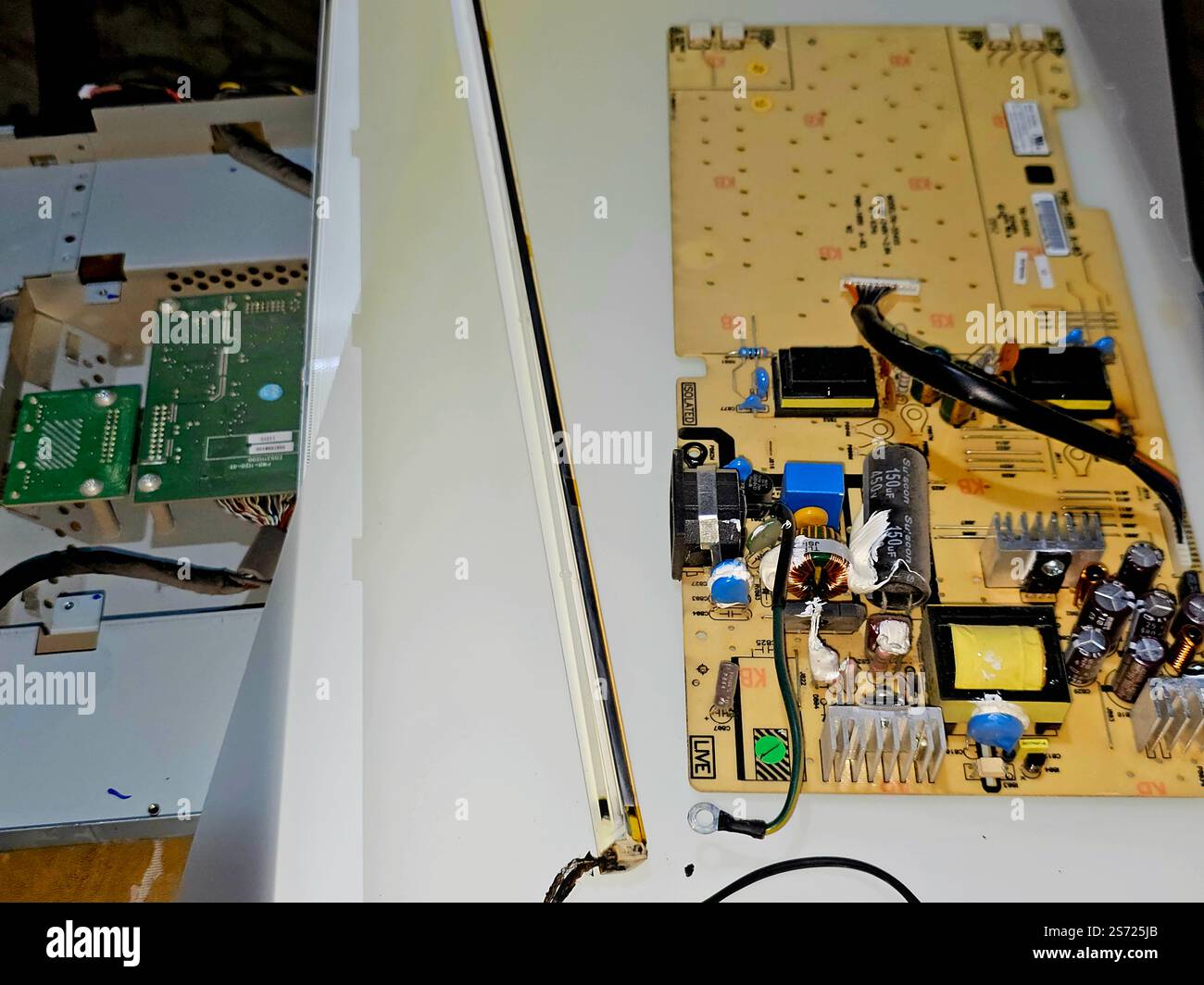 Le Caire, Égypte, 13 janvier 2025 : maintenance d'un écran LCD à cristaux liquides, écran plat, utilise les propriétés de modulation de la lumière des cristaux liquides Banque D'Images