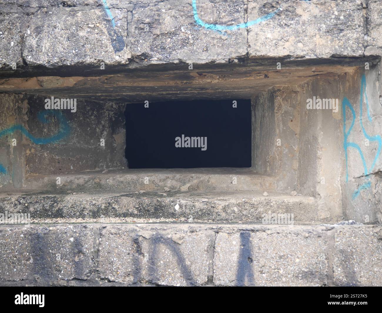 Faille d'un bunker de la seconde Guerre mondiale dans le Parque Natural de la Breña y Marismas de Barbate près de Barbate Espagne Banque D'Images