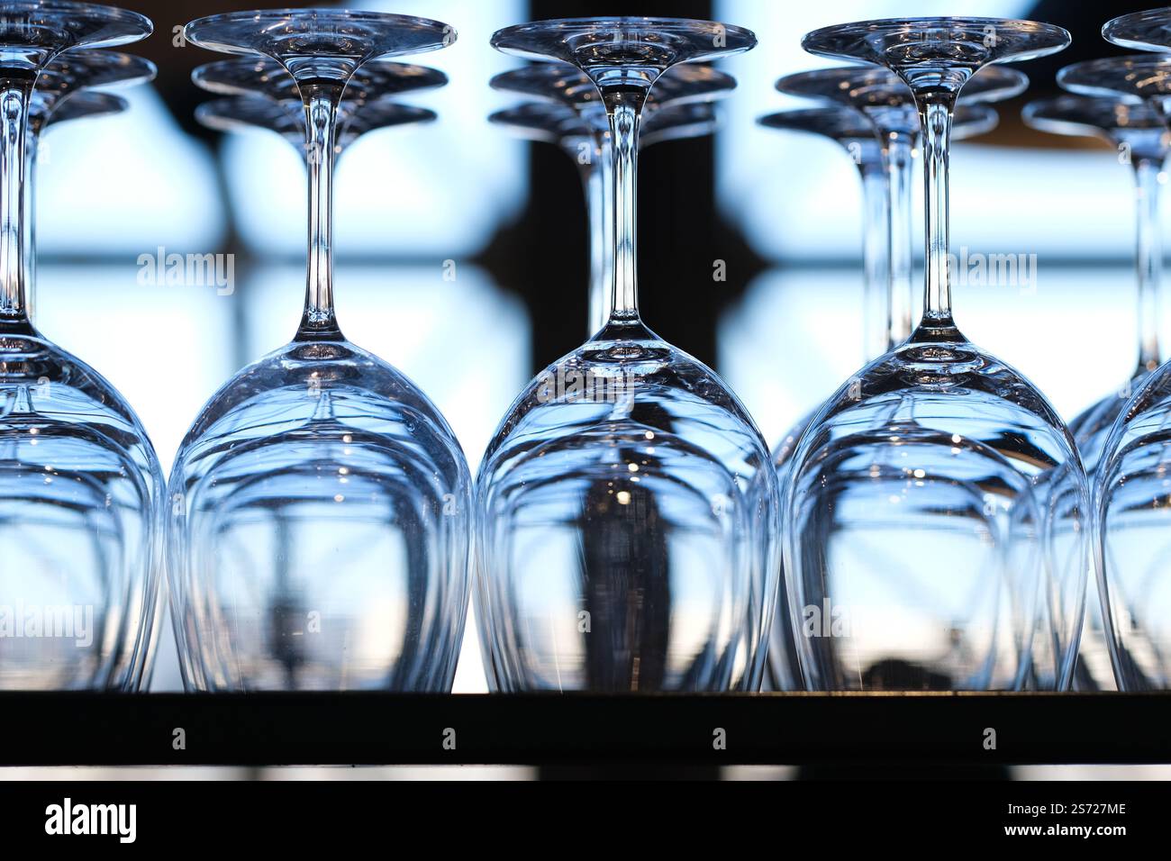 Beaucoup de verres à vin sur une étagère Banque D'Images