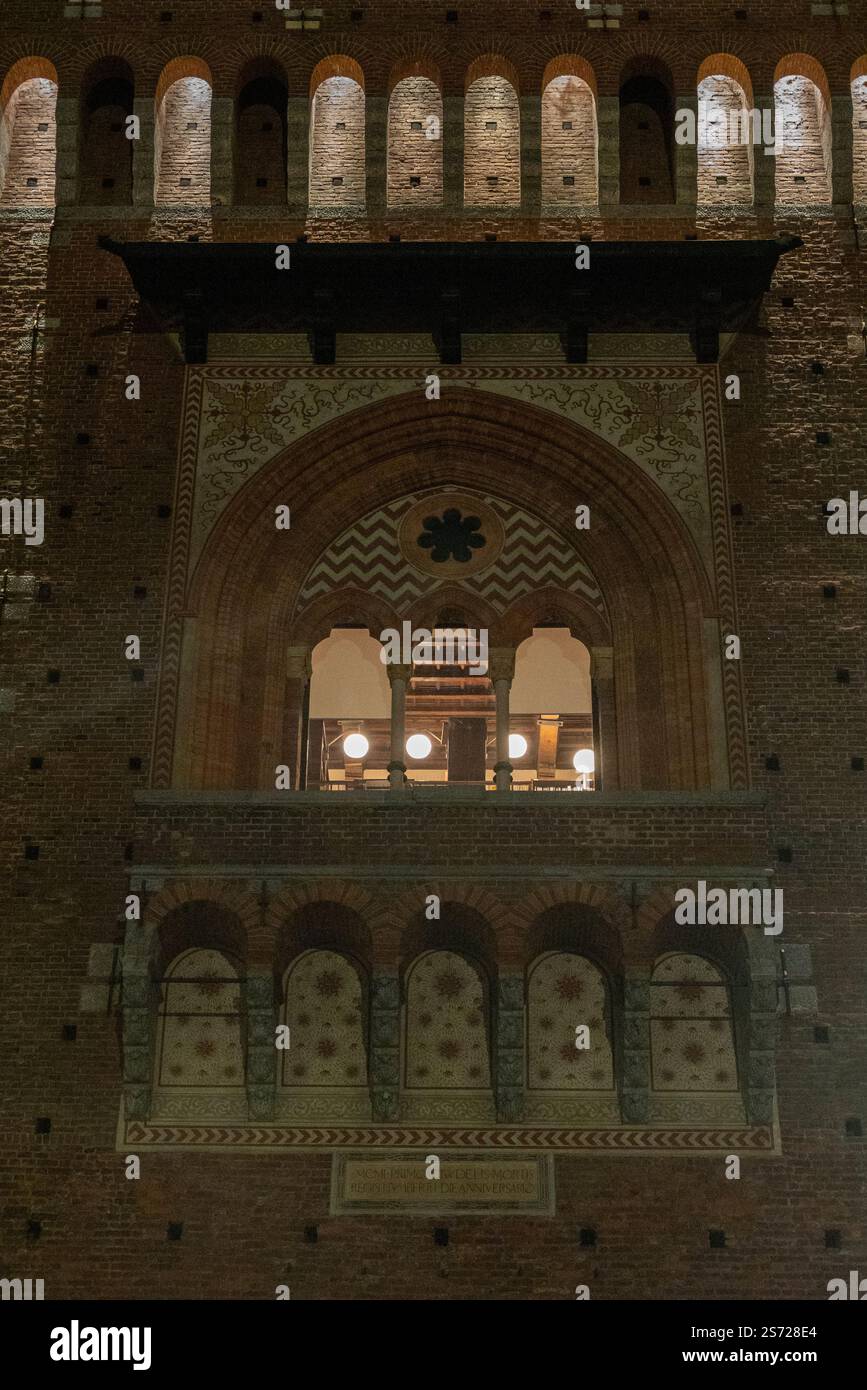 Vue de nuit sur Castello Sforzesco (Château des Sforza) une fortification médiévale située à Milan, dans le nord de l'Italie. Détails des bâtiments Banque D'Images