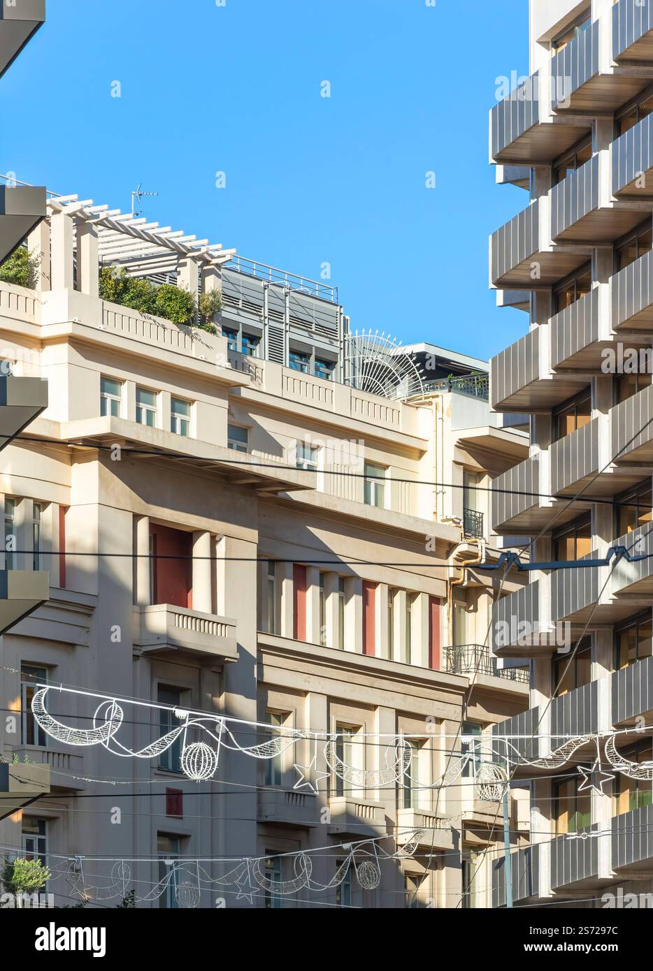 Partie de l'immense centre commercial et de divertissement Attica, construit à la fin des années 1920 et 30, avec une partie de l'hôtel Athens Plaza vu sur la droite Banque D'Images