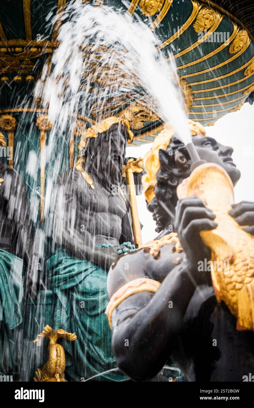 Fontaine sur la place de la Concorde en opération sous la neige à Paris 2 Banque D'Images