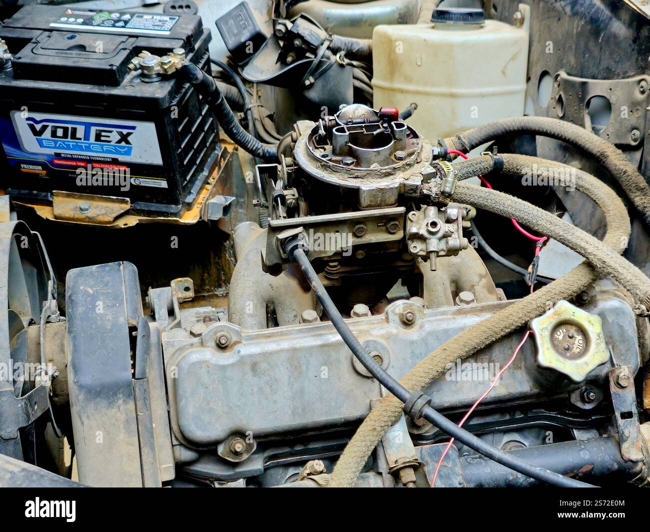 Le Caire, Égypte, 24 décembre 2024 : entretien et entretien d'une vieille voiture ancienne, fixation et réparation de pièces automobiles de véhicules, capot de voiture ouvert avec env Banque D'Images