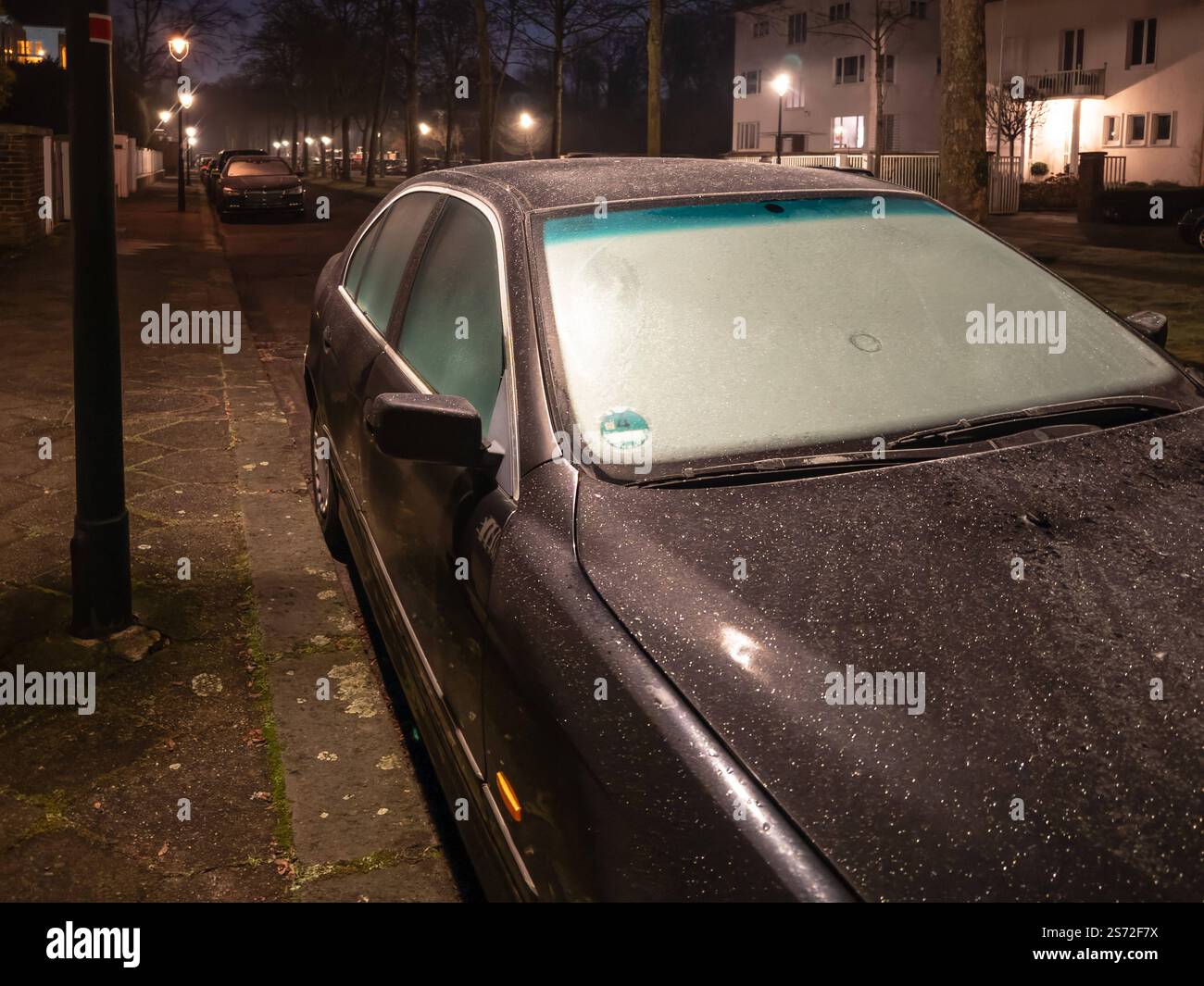 Ein auto mit gefrorener Windschutzscheibe in einer ruhigen Straße in Düsseldorf, Deutschland usage éditorial seulement *** Une voiture avec un pare-brise gelé Banque D'Images