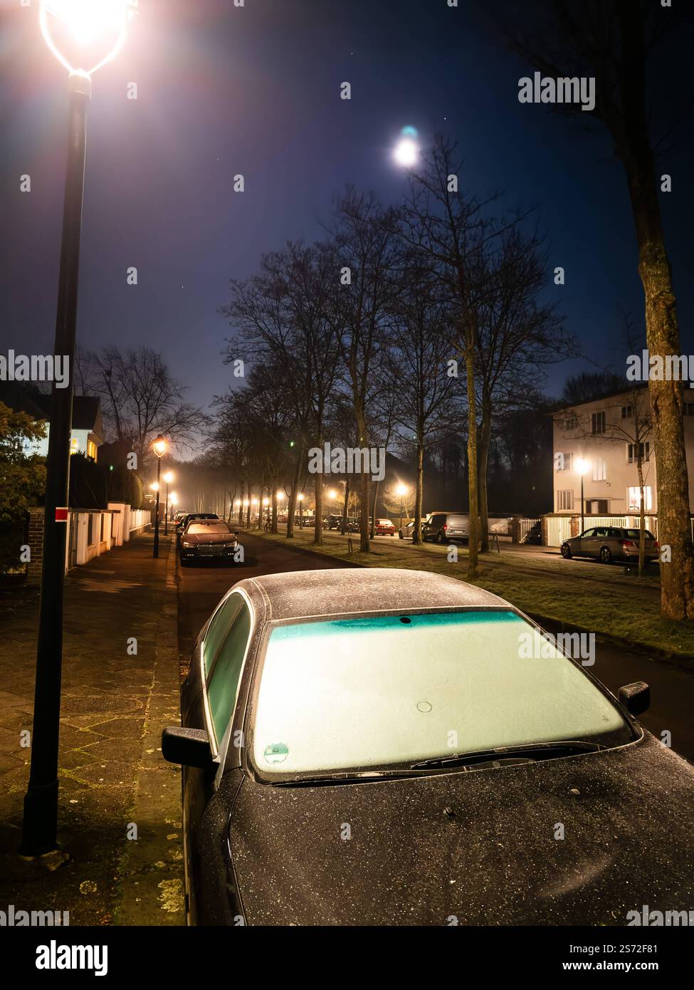 Ein auto mit gefrorener Windschutzscheibe in einer ruhigen Straße in Düsseldorf, Deutschland usage éditorial seulement *** Une voiture avec un pare-brise gelé Banque D'Images