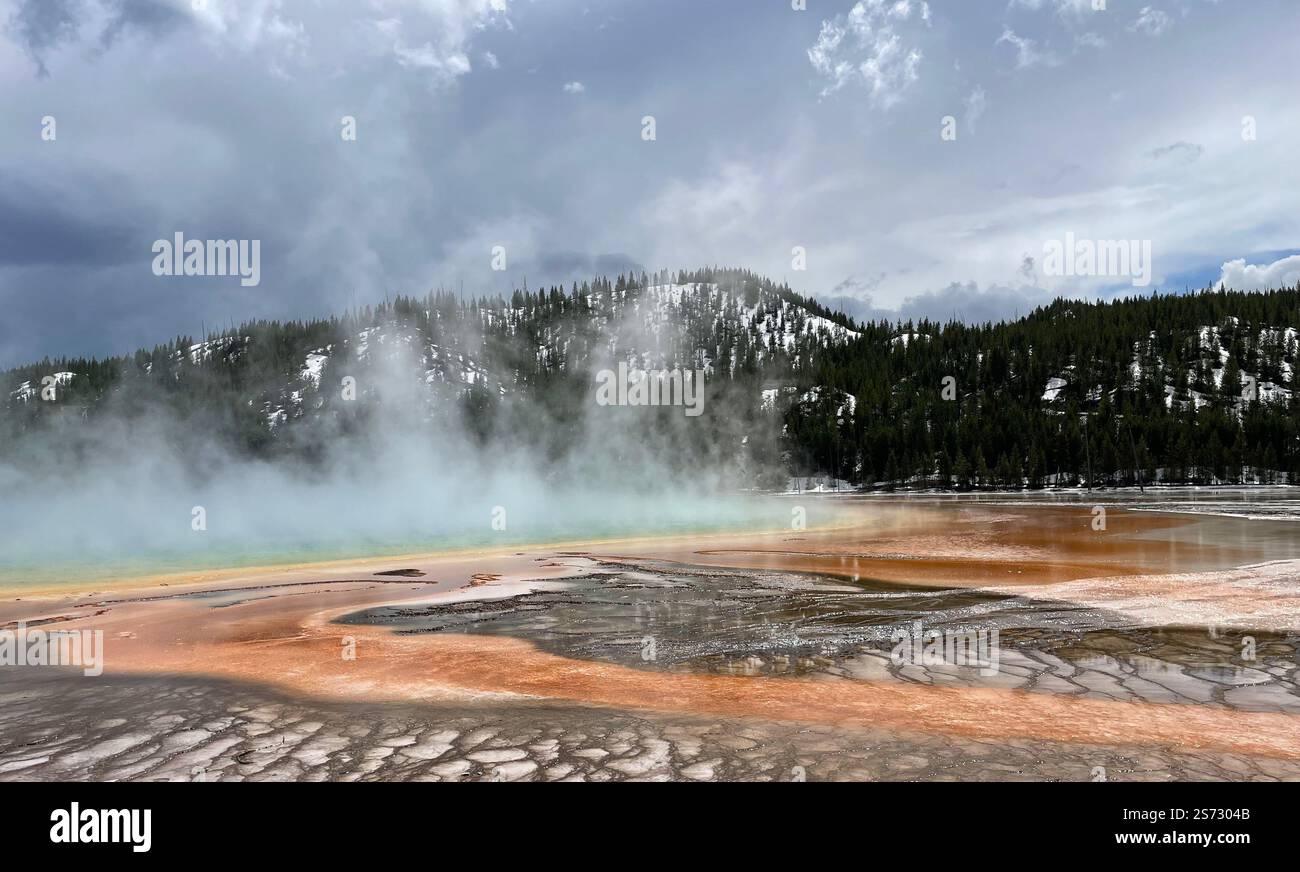 Source chaude dans le parc national de Yellowstone - Image de stock capturée avec un smartphone