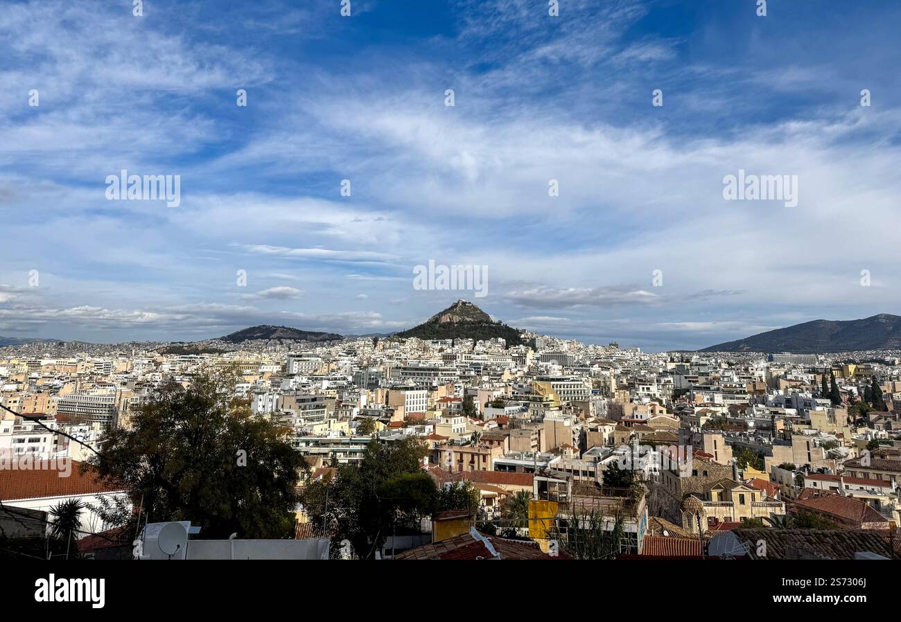 Athènes paysage urbain et le mont Lycabette, vue de la colline de l'Acropole en Grèce, ciel bleu avec des nuages Banque D'Images