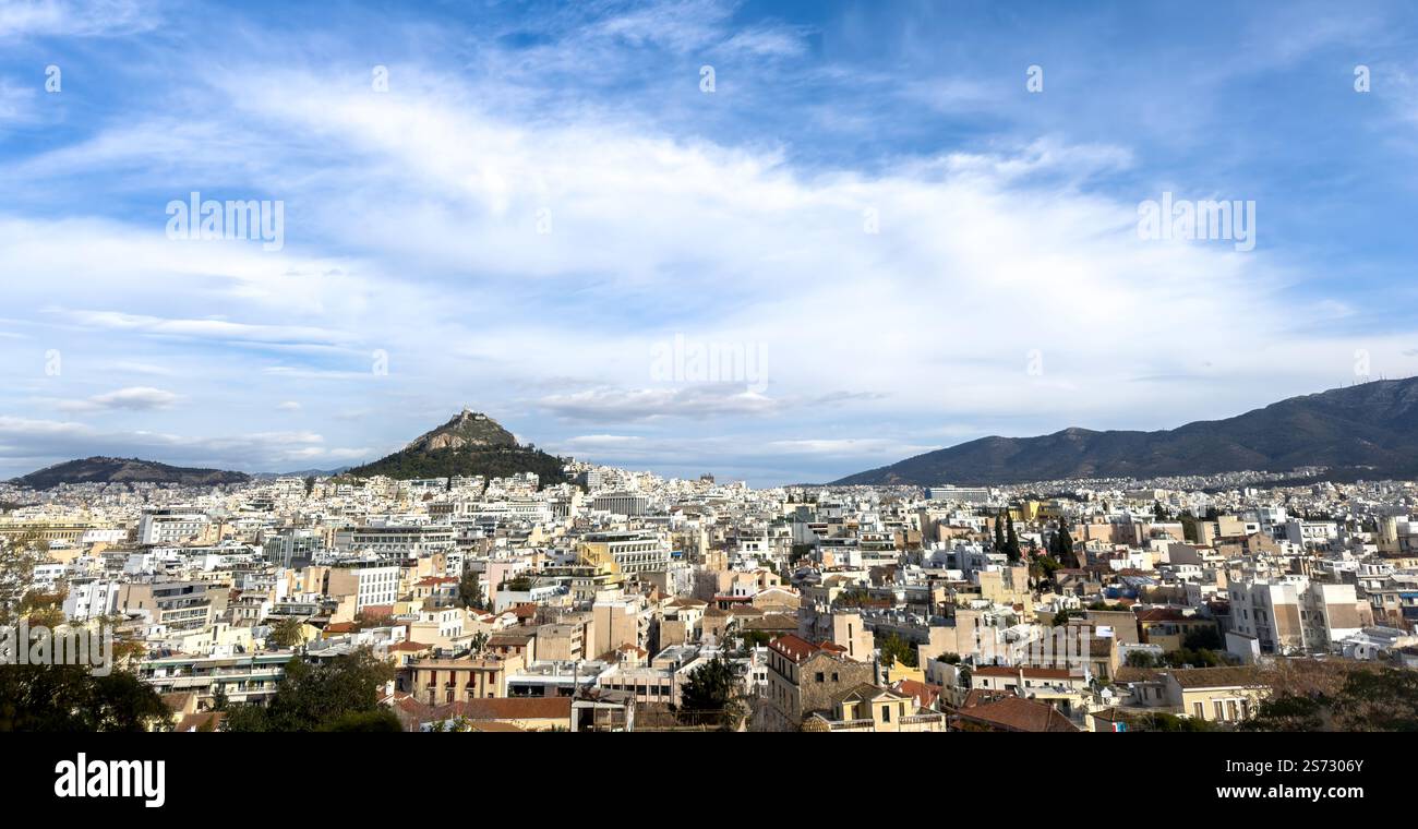Athènes paysage urbain et le mont Lycabette, vue de la colline de l'Acropole en Grèce, ciel bleu avec des nuages Banque D'Images
