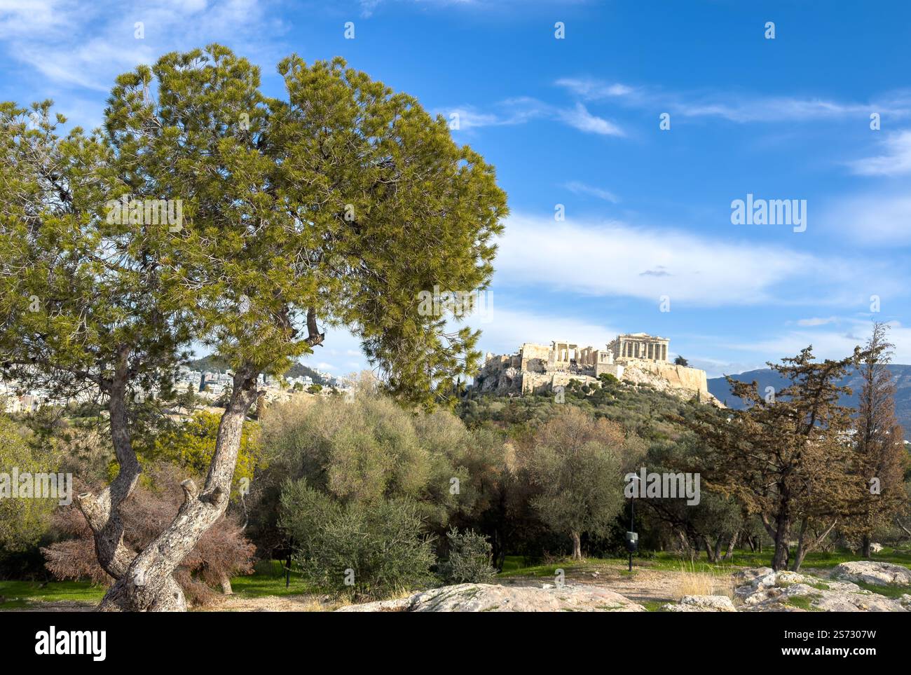 Athènes, Grèce. Parthénon, vue sur la colline de l'Acropole depuis la colline d'Areopagus, ciel bleu avec nuages Banque D'Images