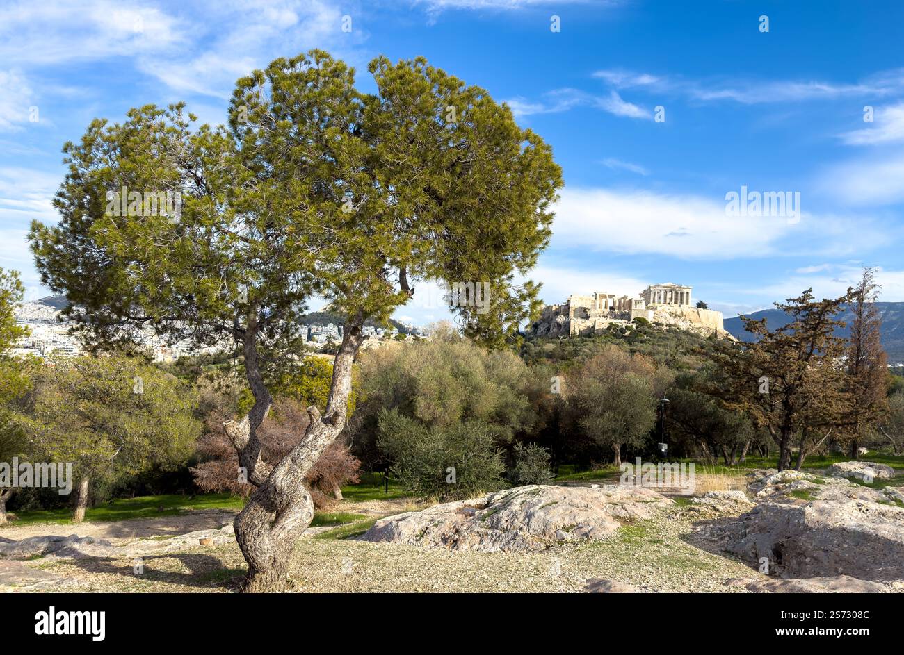 Athènes, Grèce. Parthénon, vue sur la colline de l'Acropole depuis la colline d'Areopagus, ciel bleu avec nuages Banque D'Images